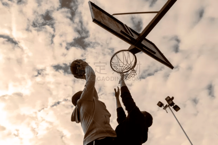 西班牙足协宣传反家暴：面对家庭暴力，直接出示红牌